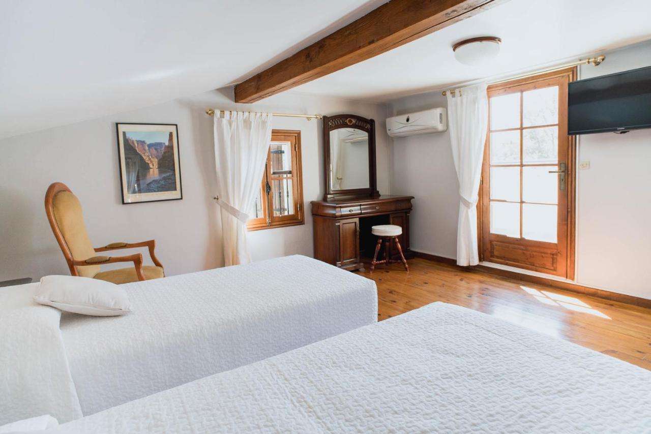 Mas Des Sentes Petit T1 Apartment น็องส์-เลส์-แป็งส์ ภายนอก รูปภาพ
